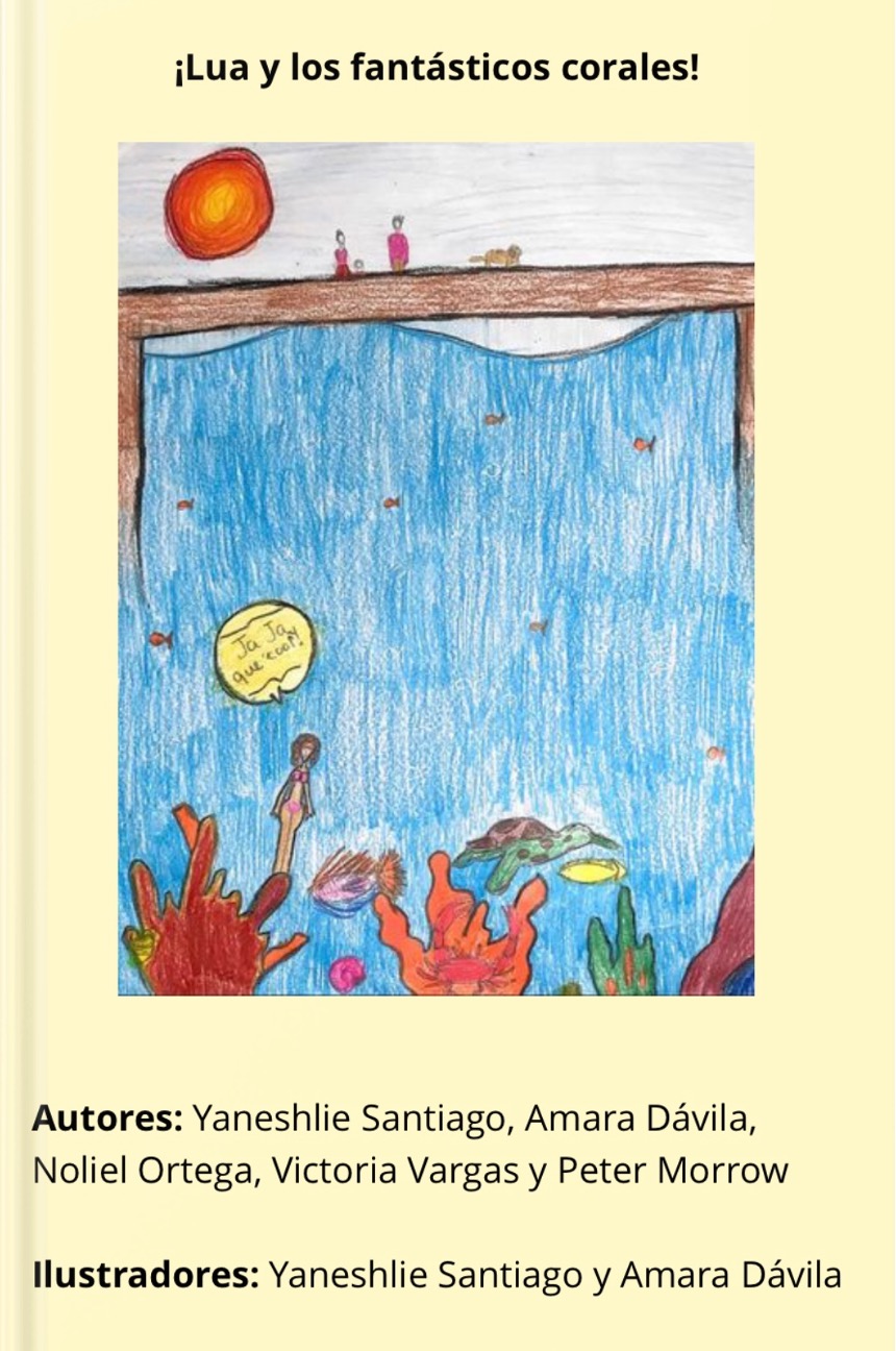 Descripción de la portada del cuento ¡Lua y los fantásticos corales!: En el dibulo se ve un paisaje marino (bajo el agua azul), con peces y corales de varios colores y tamaños, un caracol de color rosado, un cangrejo color rojo y una tortuga marina de color verde y caparazón de color marrón. Además, hay una mujer con bañador bajo el agua, de pie sobre uno de los corales. En la superficie, hay tres personas y un perro parados sobre un muelle de madera color marrón. Al fondo, se ve el cielo de color azul claro y el sol de color anaranjado intenso.